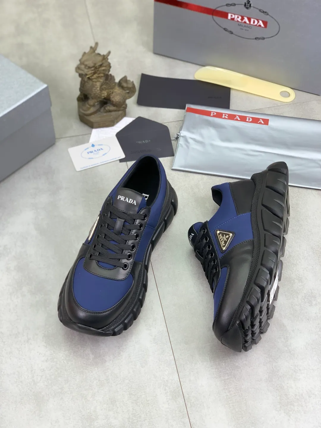 Men's men's shoes 💰P560💰[New style] High version official website popular models are on the market, 🆘 Classic popular models (Prada) are the main popular models, avant-garde and versatile fashion men's shoes private version mold opening, cowhide surface splicing 1:1.. Fashionable and simple, original imported cowhide lining cowhide feet; the atmosphere and personality are more fashionable, eye-catching and pursuing class. It will subvert the old idea and be a must-have for fashion trendsetters with you! Must keep it for yourself! Tall and comfortable, large and low, high-end quality workmanship. Code number: 38-44 (45 46 customized) 4️⃣ colors available.